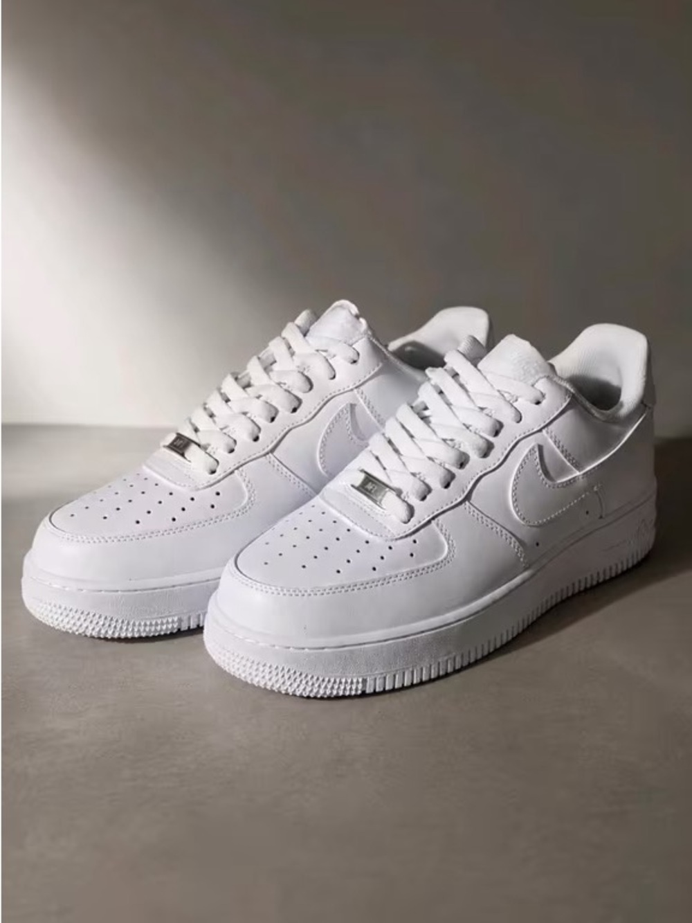 Nike Men's White Low-Top Leather Sneakers